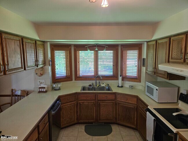 Building Photo - 52843 Deerwood Dr