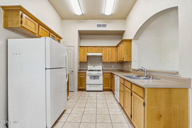 Building Photo - 1445 Paseo De Flor St