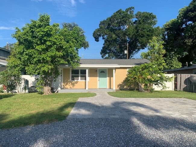 Primary Photo - Charming Home In Gulfports Marina District