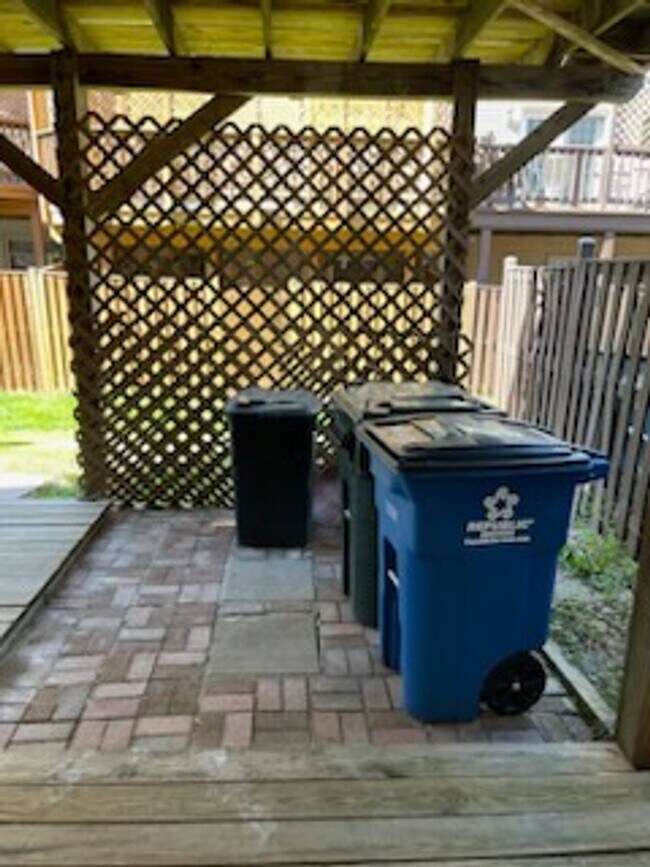 Building Photo - 5516 Sully Lake Dr