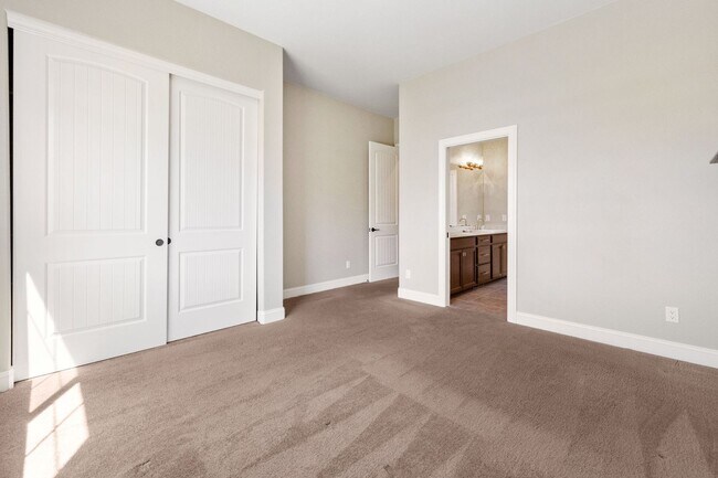 Building Photo - 1015 N Cantlon Ln