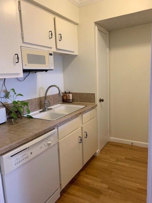 Building Photo - 6410 Del Monte Dr