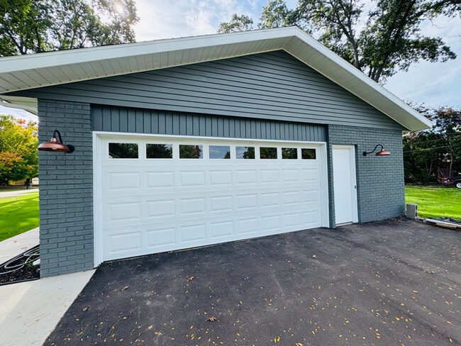 Building Photo - 5800 Ponderosa Dr
