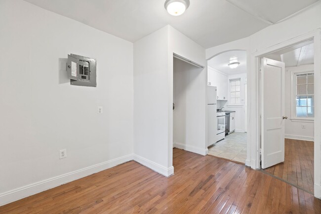 Building Photo - Charming 2 Bedroom Apartment in Beautiful ...