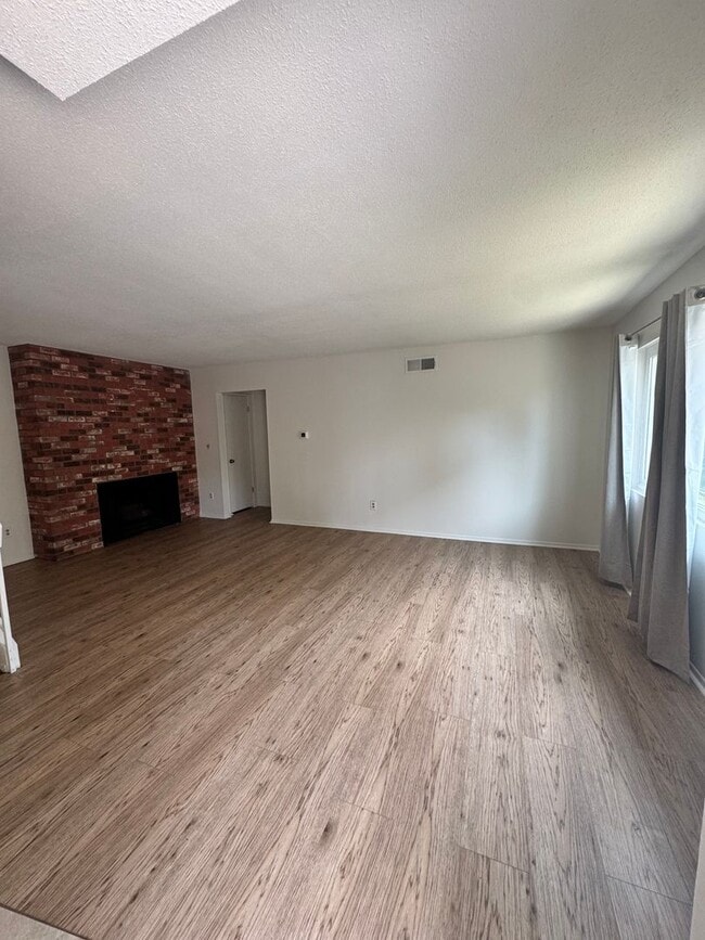 Building Photo - 2210-2212 E Avalon Ave