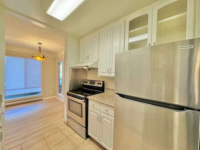 Building Photo - $500 OFF FIRST MONTH RENT!!! One Bedroom One Bath Condo in Watergate Complex!!!