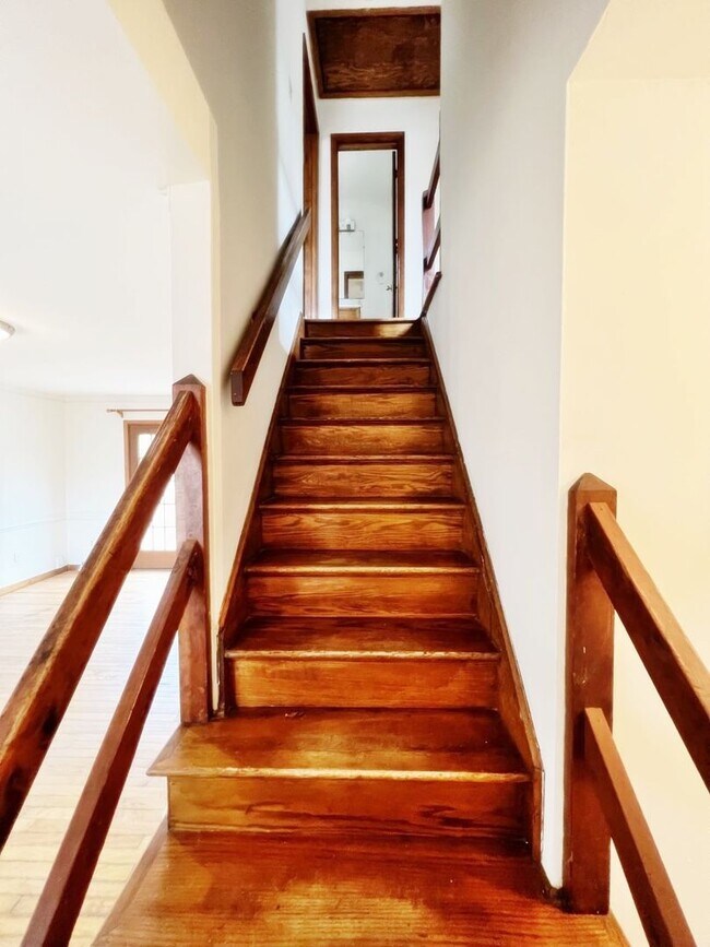 Building Photo - Colonial on Large Wooded Lot