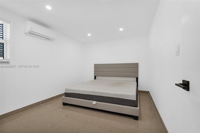 Building Photo - 2419 Coolidge St