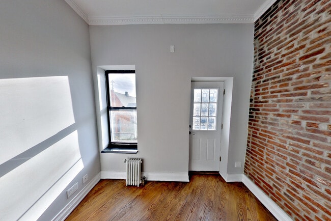 Building Photo - 279 E 10th St