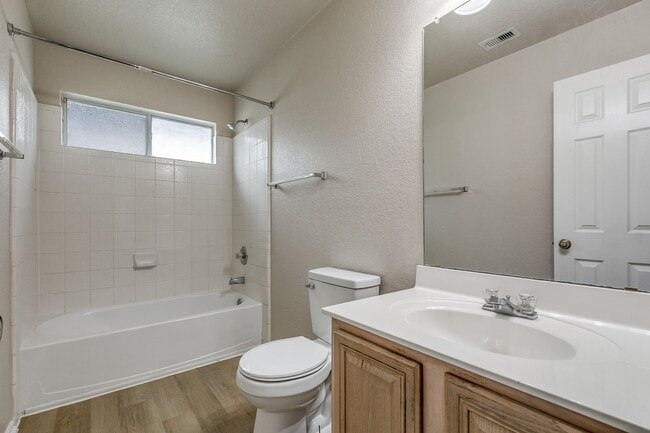 Building Photo - Charming 3/2/2 single-story home in highly desirable Westover Crossing