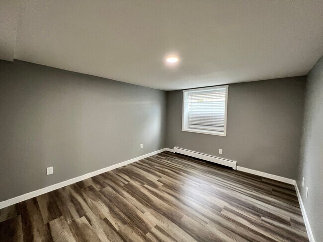 Building Photo - Spacious 3 Bedroom Apartment Near UNC with A/C