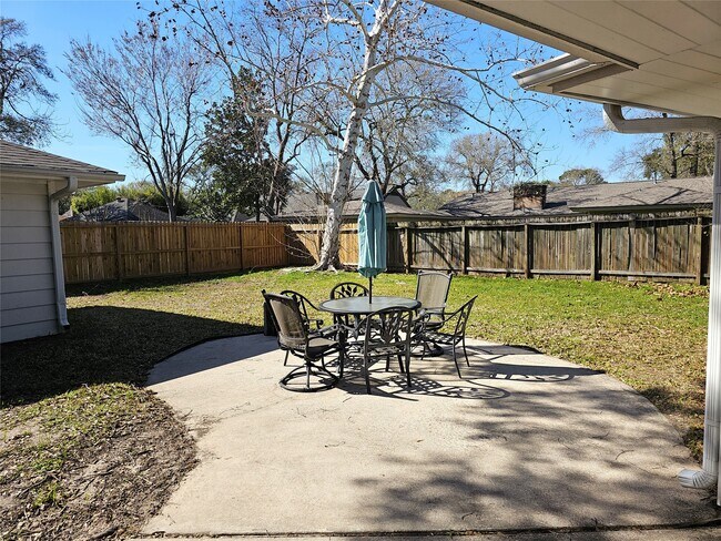 Building Photo - 347 Forest Lake Dr