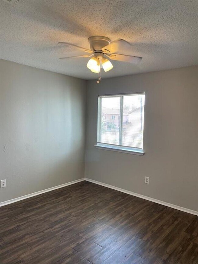 Building Photo - 8401 Colony Loop Dr