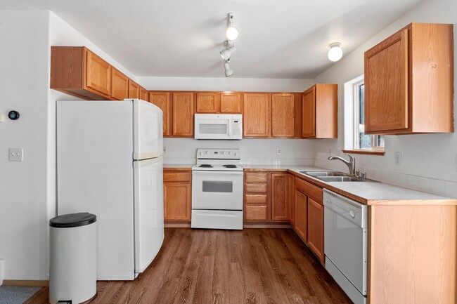 Building Photo - Downtown / Peaceful Valley 2 Bed 2 Bath ho...