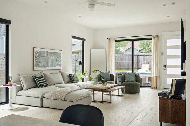 Building Photo - 1905 E 16th St