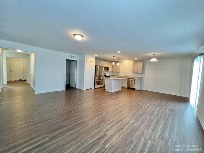 Building Photo - 10284 Swan Lake Cir