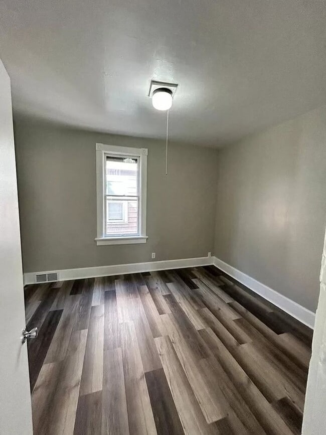 Building Photo - Updated Triplex in Milwaukee’s Harambe Nei...