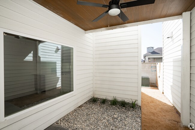 Building Photo - New Beautiful Townhome!