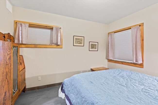 Building Photo - Fully-Furnished Short-Term Rental on South...