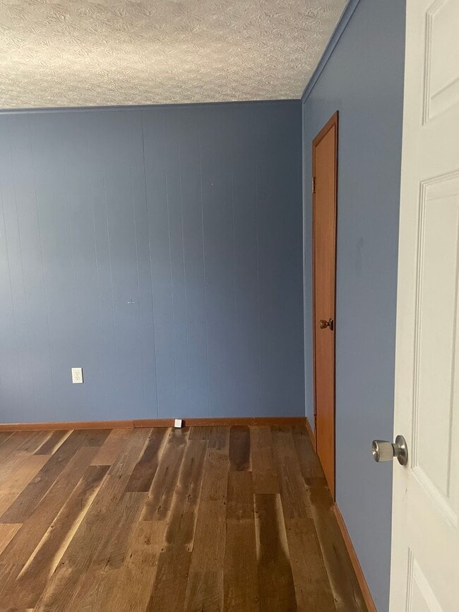 Building Photo - Three bedroom 1 1/2 bath ranch home