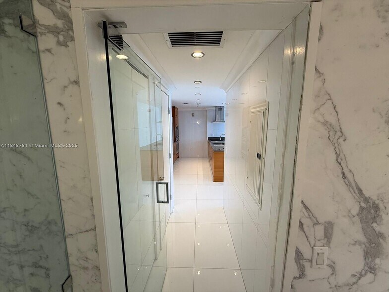 Building Photo - 485 Brickell Ave