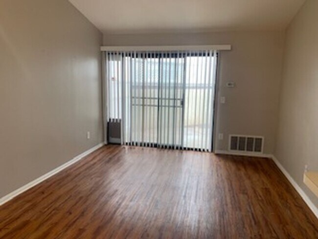 Building Photo - 9505 Arlington Ave