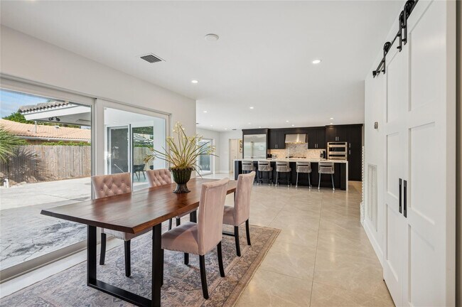 Building Photo - 2657 NE 26th St