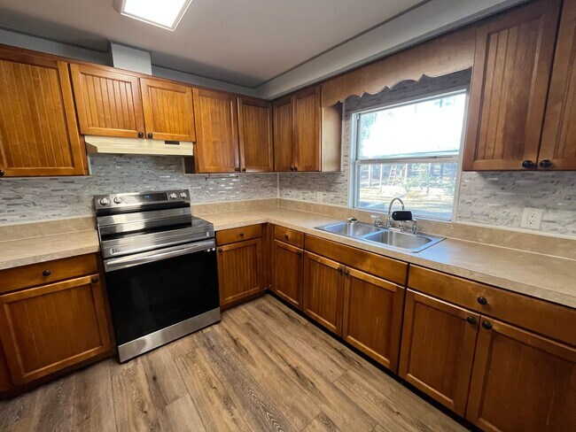 Building Photo - Spacious 3-Bedroom home with Huge Fenced Yard & Pole Barn – Live Oak, FL