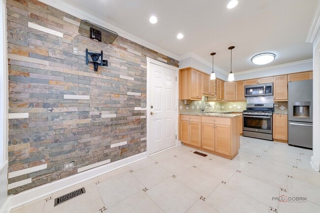 Building Photo - 115 Meadowbrook Ln