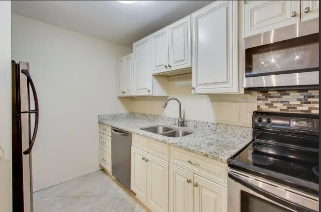 Building Photo - 1516 Hinman Ave