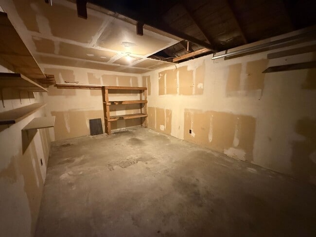 Building Photo - Two Bedroom, One bathroom, Pet Friendly Ho...