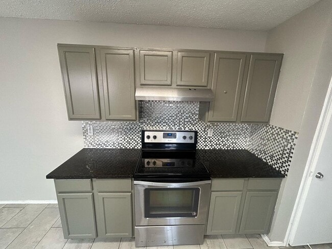 Building Photo - An unbeatable location that offers both convenience and luxury.