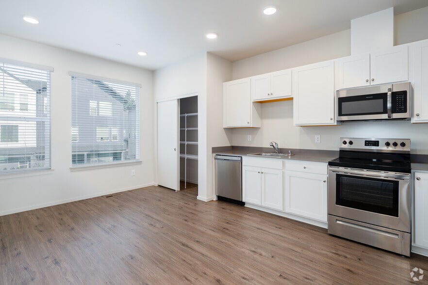 3BR, 3BA - 1495SF - Kitchen - Fir Grove Townhomes