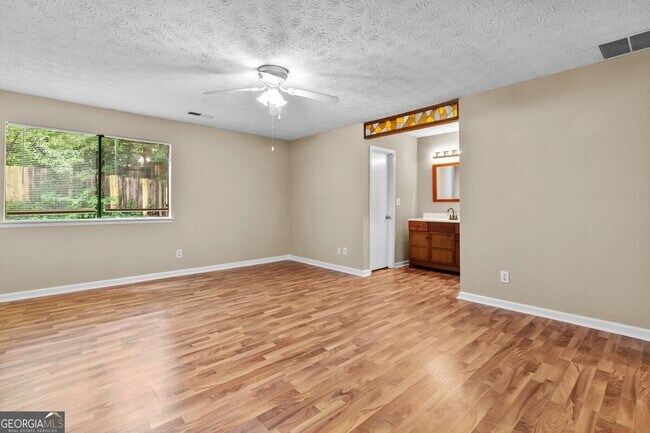 Building Photo - 625 Oxford Hall Dr SW