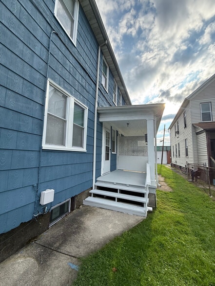 Building Photo - 829 Wood St