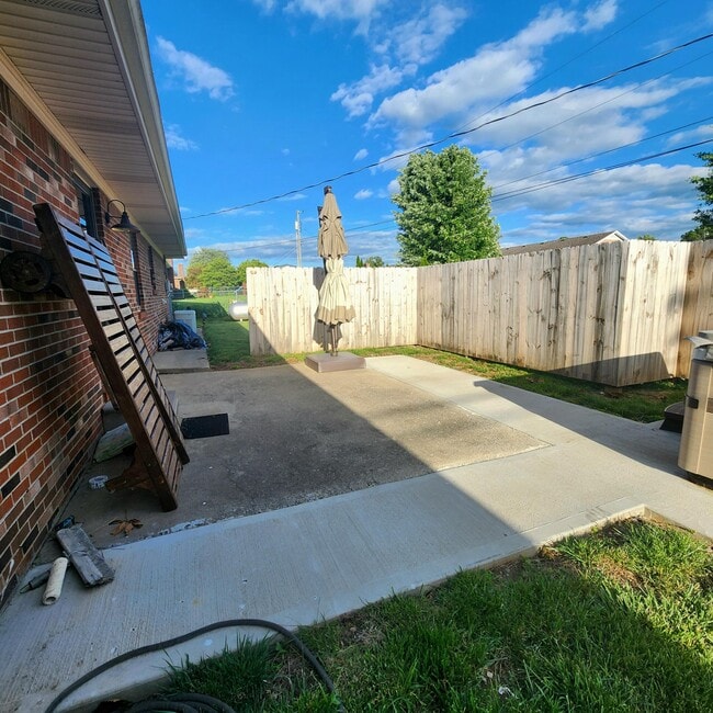 Building Photo - 636 Longview Rd