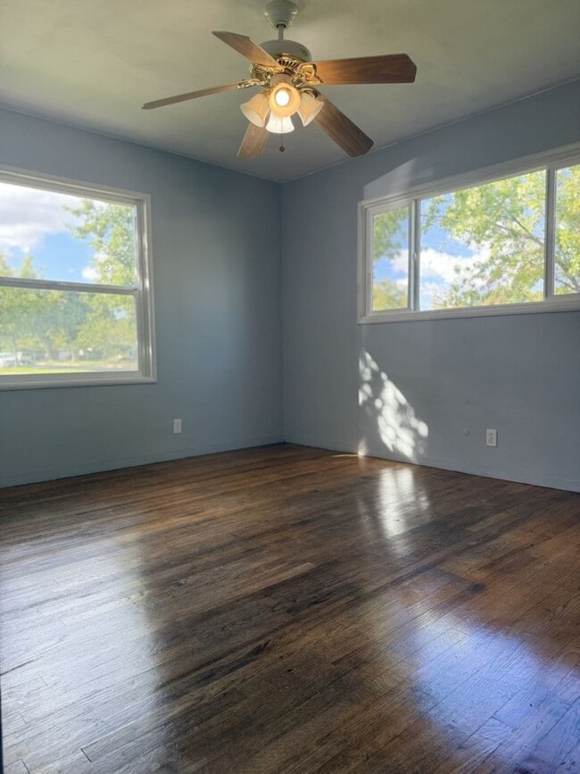 Building Photo - Spacious 2/2 home near shopping