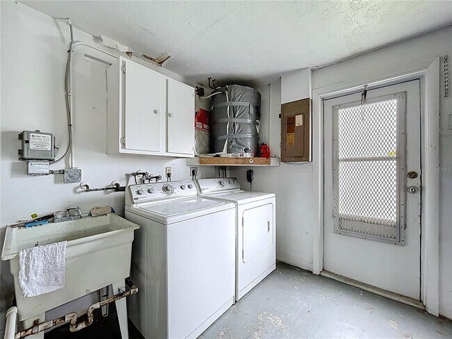 Building Photo - 2107 Harrison Dr