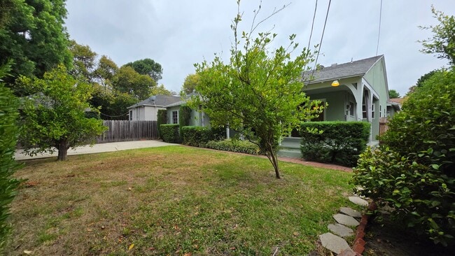 Building Photo - Sherman Oaks 3+2 w/appliances, wood floors...