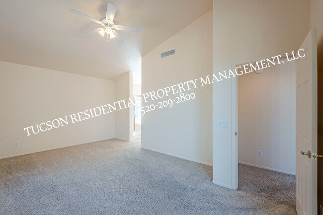 Building Photo - 11174 N Sand Pointe Dr