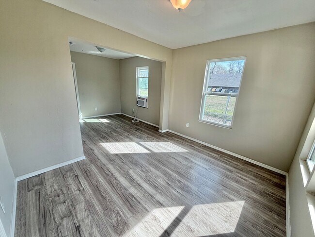 Building Photo - 2 bed cute home