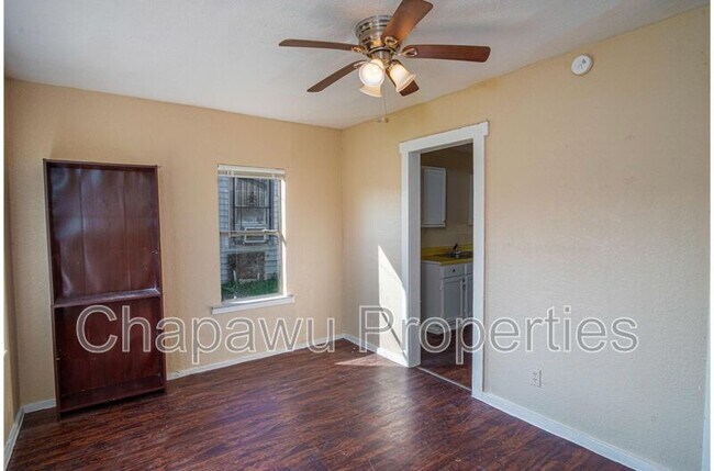 Building Photo - 819 Larry St