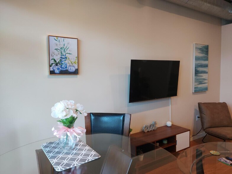 Building Photo - 889 Date St