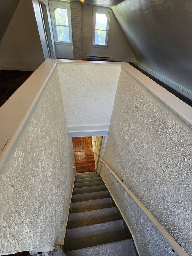 Building Photo - Charming 3-Bedroom Property in Prime Location