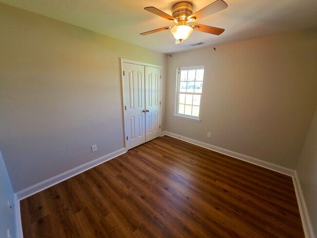 Building Photo - 3 BR, 2 BA home available in Hubert