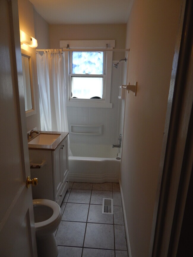 Building Photo - Lower Level, 1 Bedroom Apartment Near Johnnie Mercer's Pier, Includes Utilities and Off Street Pa...