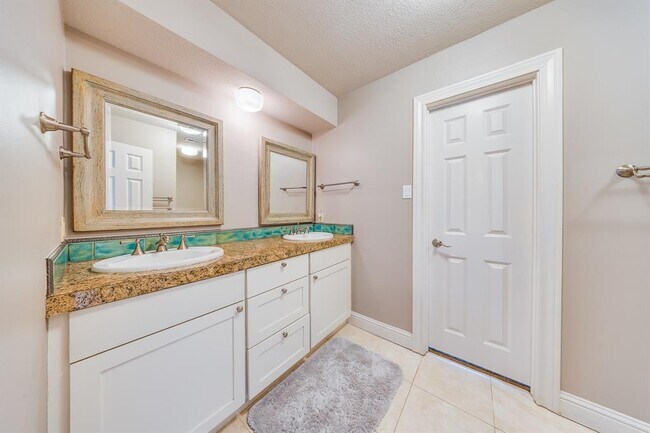 Building Photo - 11503 Lakeside Pl Dr