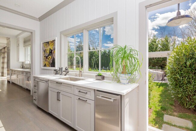 Building Photo - 55 Floyd St