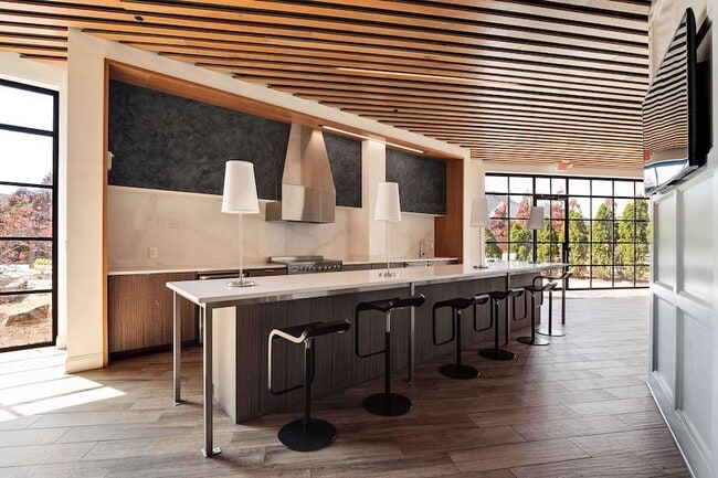 Building Photo - 717 Riverside Dr