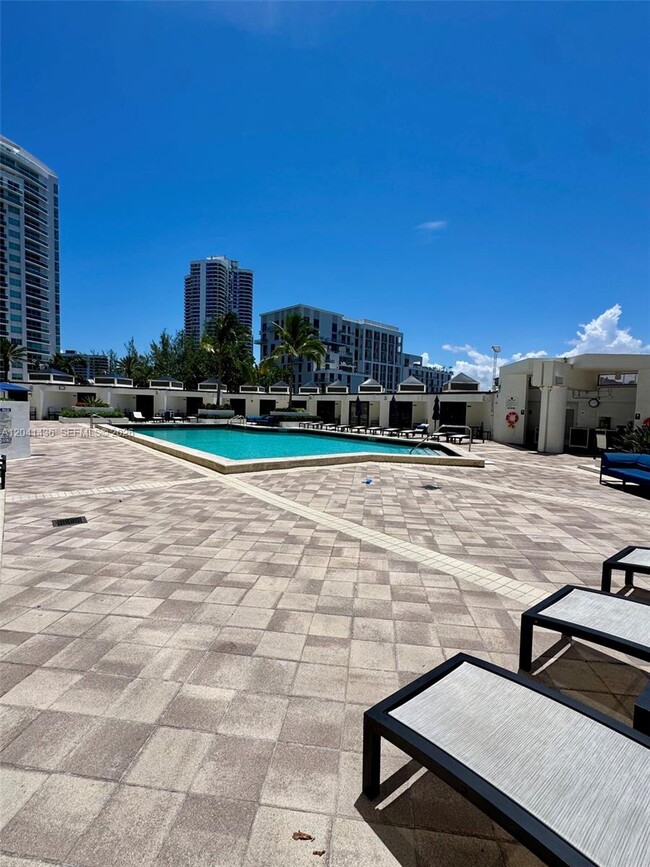 Building Photo - 19500 Turnberry Way